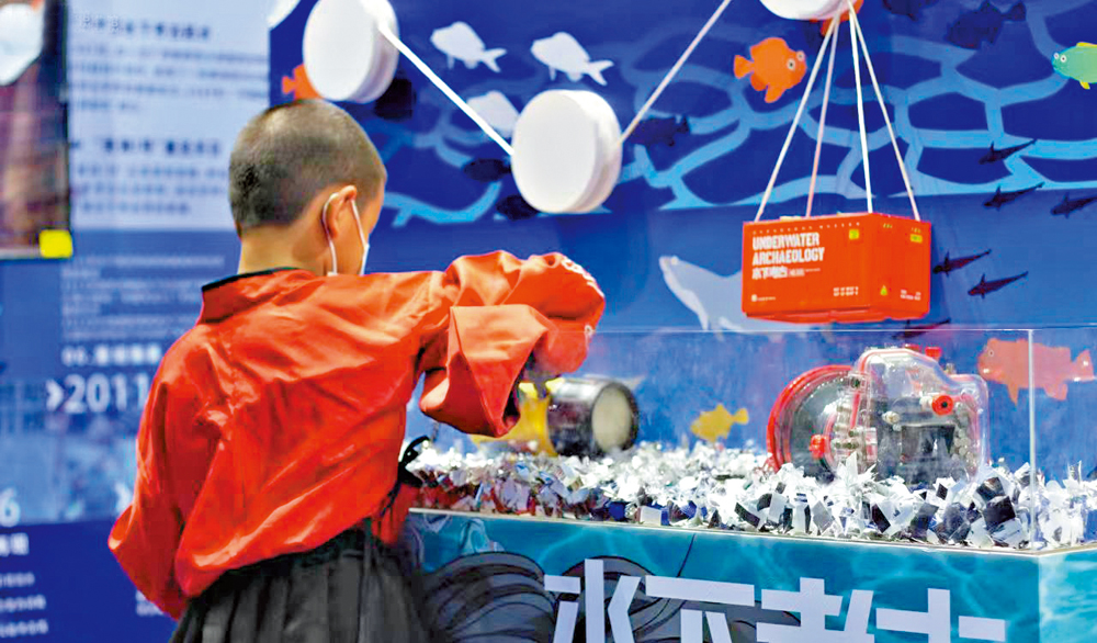 　　圖：小朋友挖掘水下考古盲盒。\受訪者供圖