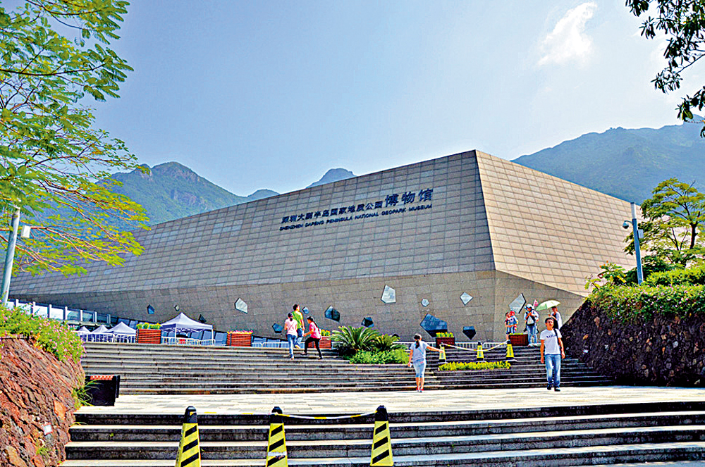 　　圖：遊客走進大鵬半島國家地質公園博物館參觀。\網絡圖片