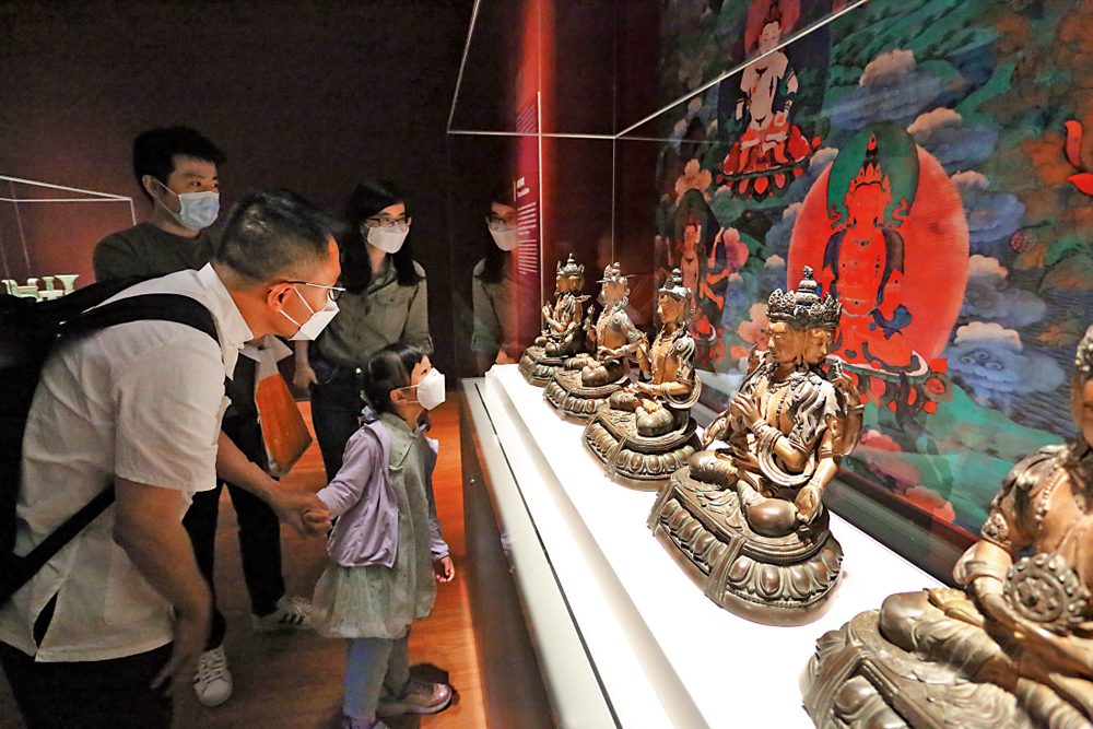 　　圖：小朋友在家長帶領下，興致勃勃參觀香港故宮博物館內文物。\大公報攝
