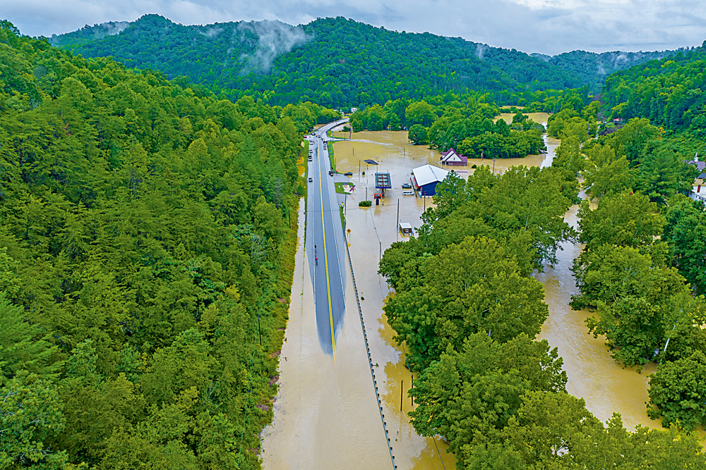　　圖：肯塔基州東部暴雨引發山洪和泥石流，建築物和道路被淹沒。\美聯社