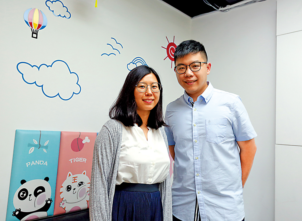 　　圖：行為分析師（BCBA）黃瑋姿（左）提醒，家長可要求機構或行為治療師出示證書。右為兒童發展中心負責人陳子文。\大公報記者攝