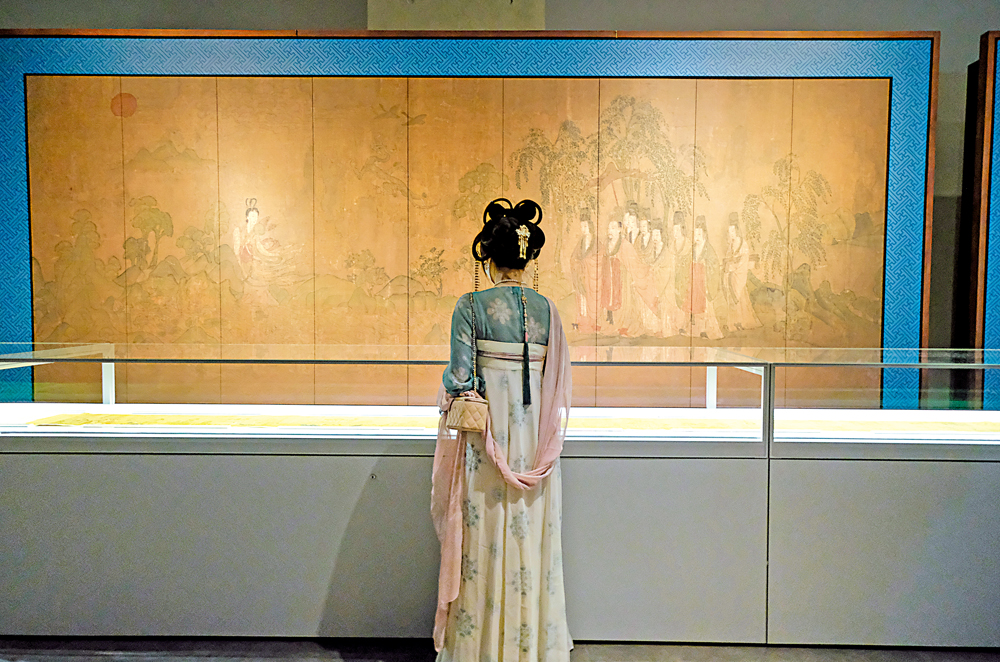 圖:有市民身穿古代服飾前來參觀。