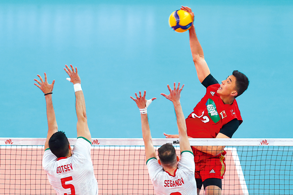 　　圖：中國男排主攻手張景胤（右）。\資料圖片