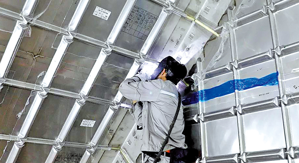 　　圖：滬東中華的技工正在薄膜艙內施工。