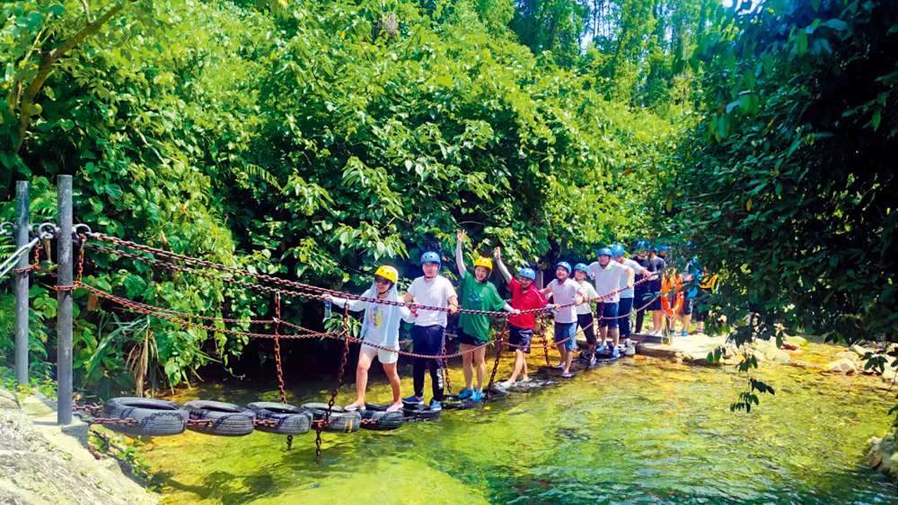 　　圖：遊客在南海灣森林生態園體驗溯溪樂趣。\受訪者供圖
