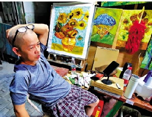 　　圖：在大芬生活了近30年的老鄧，見證大芬村從一條不知名的城中村，變成為國際知名藝術村落。