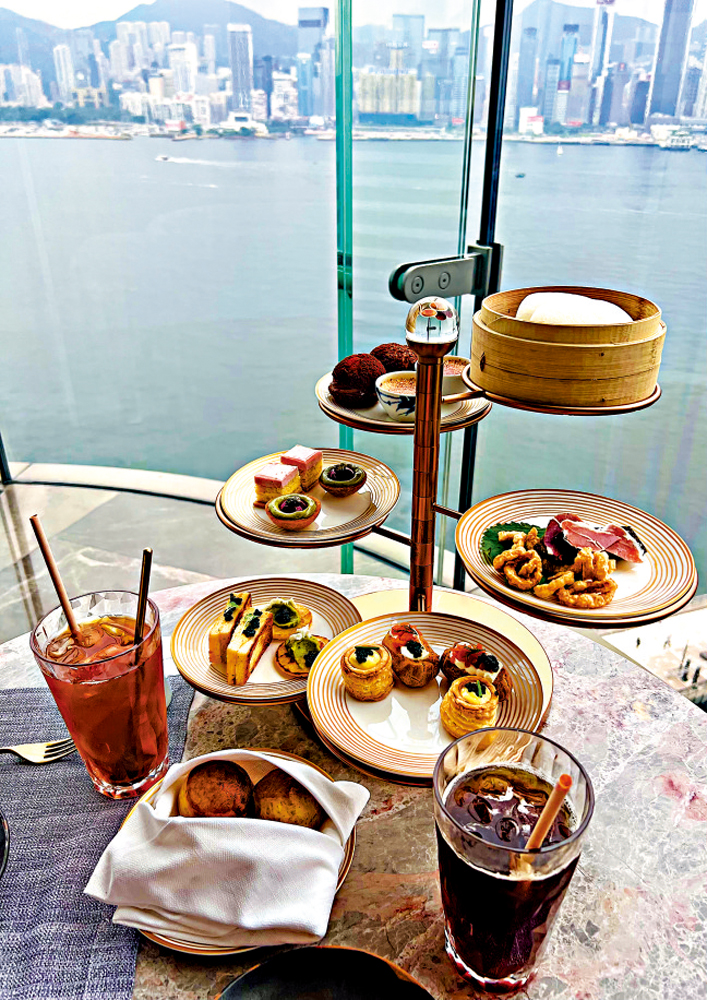 　　圖：在維港景色烘托下品嘗下午茶，一樂也。