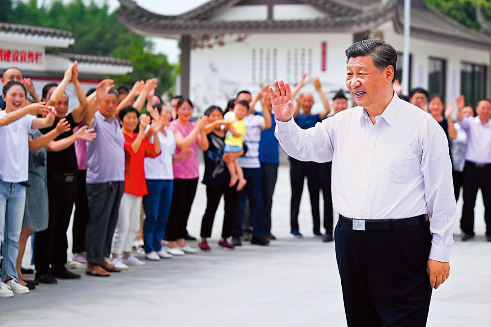 　　圖：6月8日，中共中央總書記、國家主席、中央軍委主席習近平在四川省眉山市東坡區太和鎮考察，了解當地推進高標準農田建設、加強糧食生產、推動鄉村振興、做好疫情防控等情況。這是習近平向村民們揮手致意。\新華社