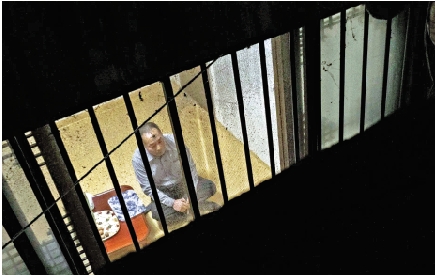 　　圖：半地下室幾乎終年不見陽光，住在裏面非常壓抑。\網絡圖片