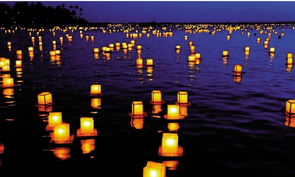 　　圖：中元節放河燈。