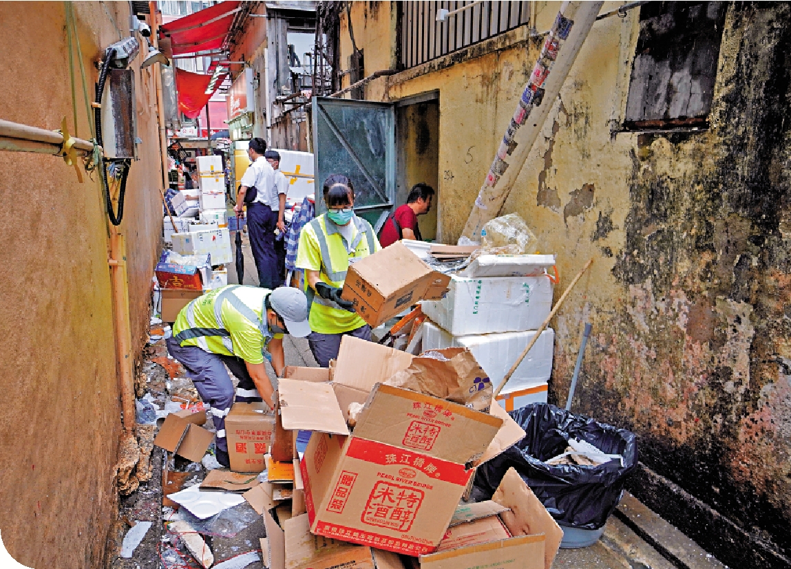 　　圖：基隆街後巷堆滿垃圾，食環署人員疲於奔命。