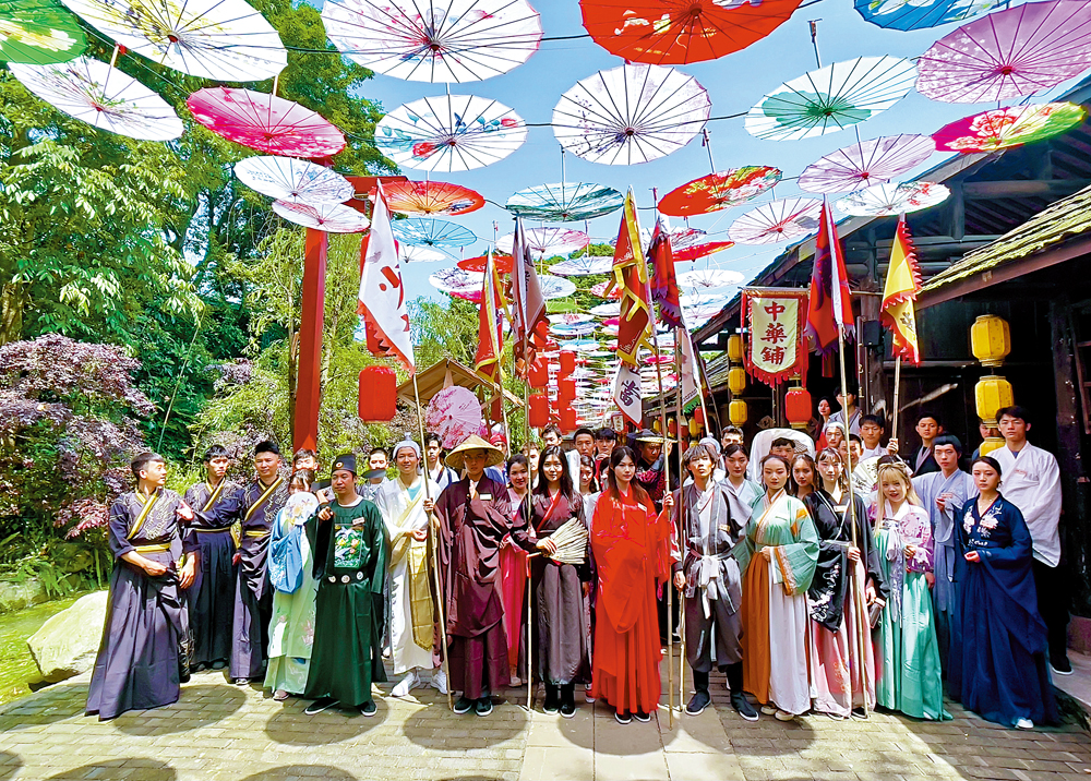 　　圖：玩家在成都崇州市街子古鎮沉浸式體驗《九州江湖．天下第一》劇本殺。\受訪者供圖