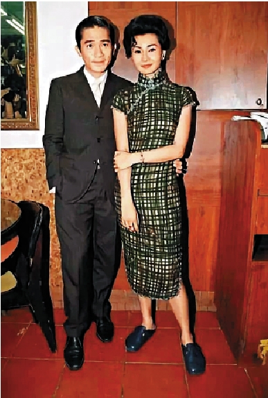 　　圖：電影《花樣年華》開拍記者會選址蓮香樓，梁朝偉（左）和張曼玉穿上戲服出席。\資料圖片