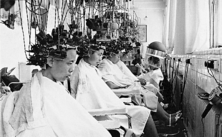 　　圖：「文革」結束後，四聯逐漸恢復營業，並成為改革開放之初特許進行燙髮服務的幾個理髮店之一。