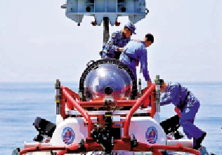 　　圖：海軍官兵在援潛救生船上進行深潛救生艇相關作業。