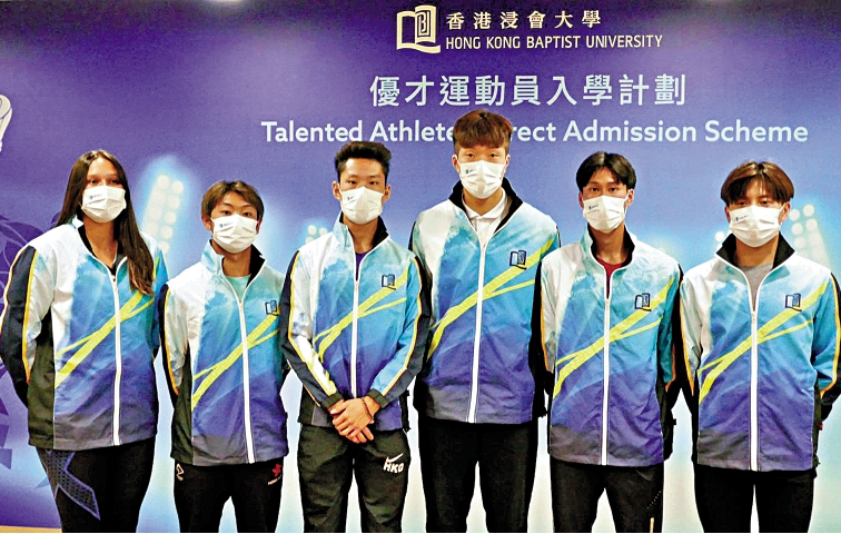 　　圖：浸大透過「優才運動員入學計劃」取錄六名精英運動員，從左到右分別是女子欖球員霍山文、武術運動員劉子龍、田徑運動員石錦程、花劍劍擊運動員張家朗、乒乓球手關文皓、游泳運動員郭俊希。\大公報記者蘇薇攝