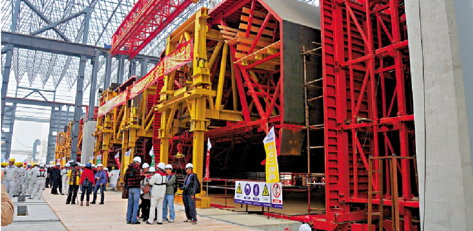 　　圖：錢七虎曾為港珠澳大橋海底隧道工程獻策。圖為港珠澳大橋島隧工程的預製沉管隧道。\中新社