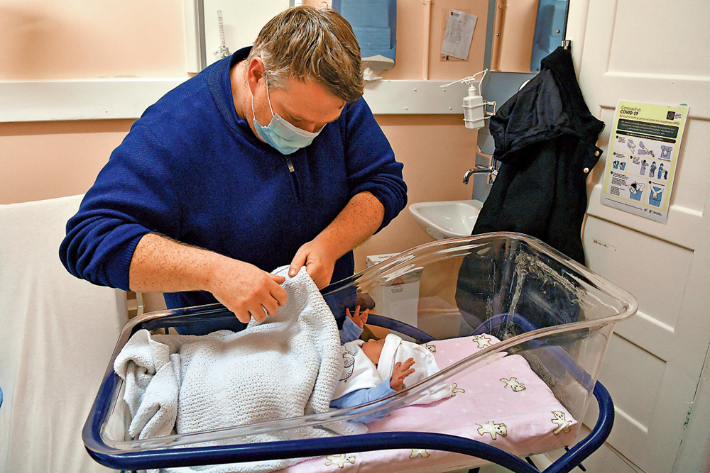 　　圖：多國規定父親也要休產假，幫助照顧幼兒。\路透社