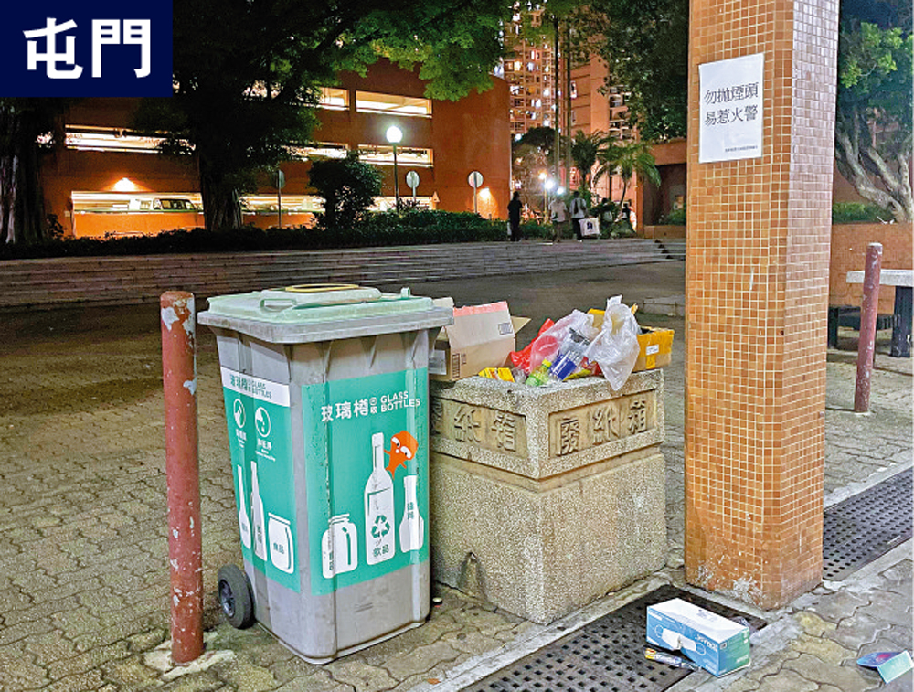 　　圖：屋苑多個垃圾桶「滿瀉」，衞生情況欠佳。