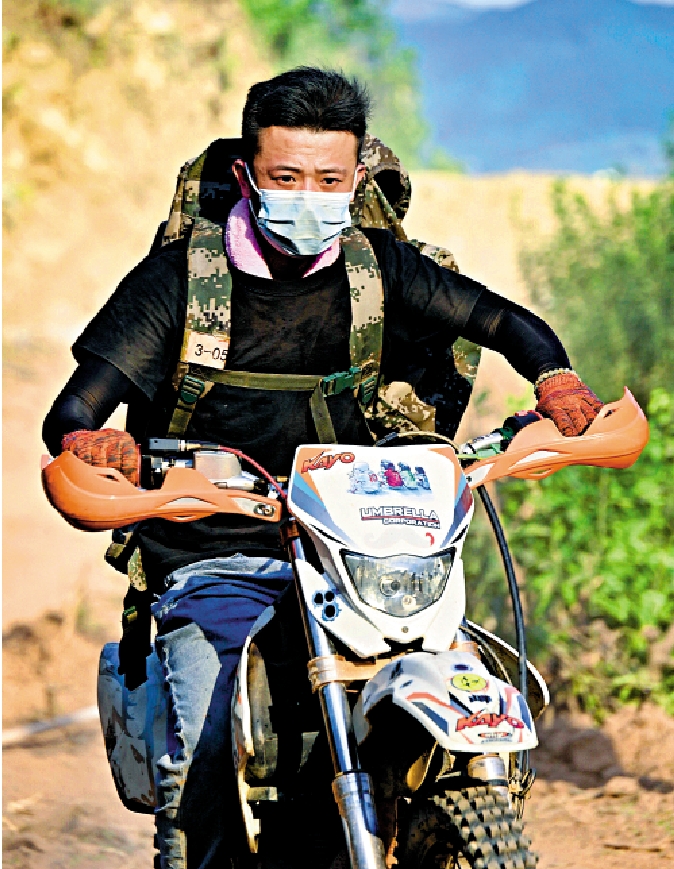 　　圖：青年摩托車騎手自發組成志願隊活躍在重慶山火滅火一線。/受訪者供圖