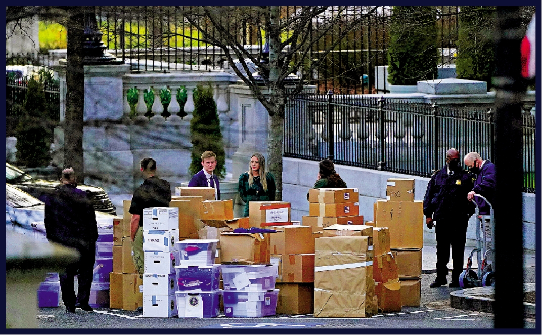 　　圖：特朗普去年1月卸任前，大批箱子被運離白宮。\美聯社
