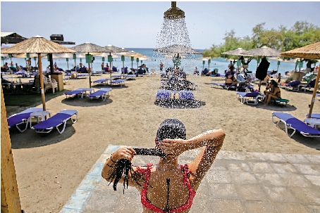 　　圖：能源價格高企，歐洲人洗澡都成為了問題，圖為民眾在海灘淋浴。\美聯社