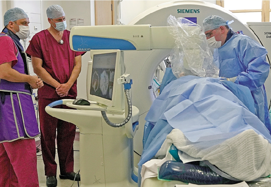 　　圖：谷歌涉嫌非法使用英國皇家自由醫院的患者數據，圖為威廉王子（左二）參觀該醫院手術。\美聯社