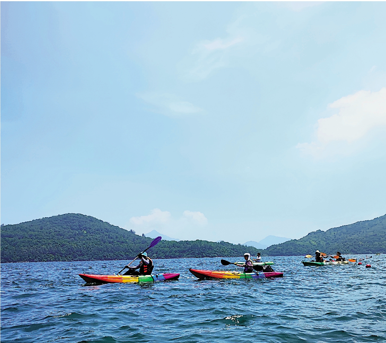 　　圖：碧波蕩漾、波光粼粼，搭配五顏六色的獨木舟。