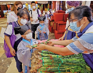 　　圖：學子親領「葱芹菜蒜」，寓意聰明勤力。