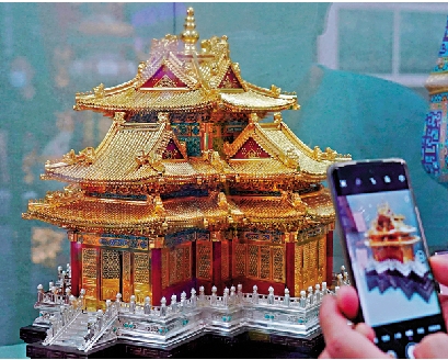 　　圖：在服貿會文旅服務專題展區，展出了「銀花絲鑲嵌故宮角樓」展品。/新華社