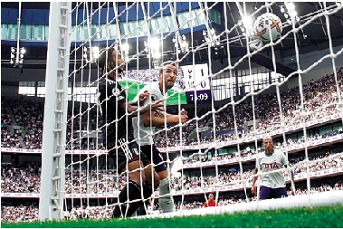 　　圖：熱刺前鋒哈利卡尼（左二）全面回勇。\路透社