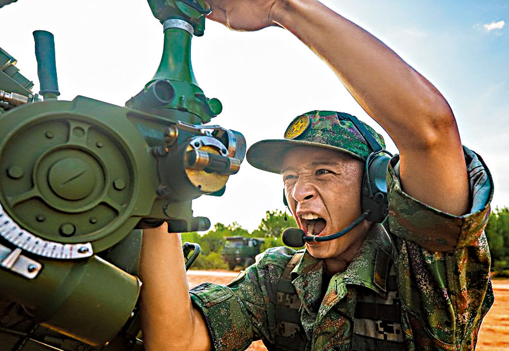 　　圖：一名炮兵在第72集團軍近日的跨晝夜連續射擊演練中操作火炮。