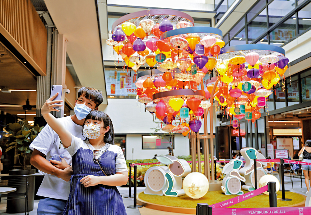 　　圖：臨近中秋，香港多個地方都可賞燈打卡。圖中場景位於中環街市。\中通社