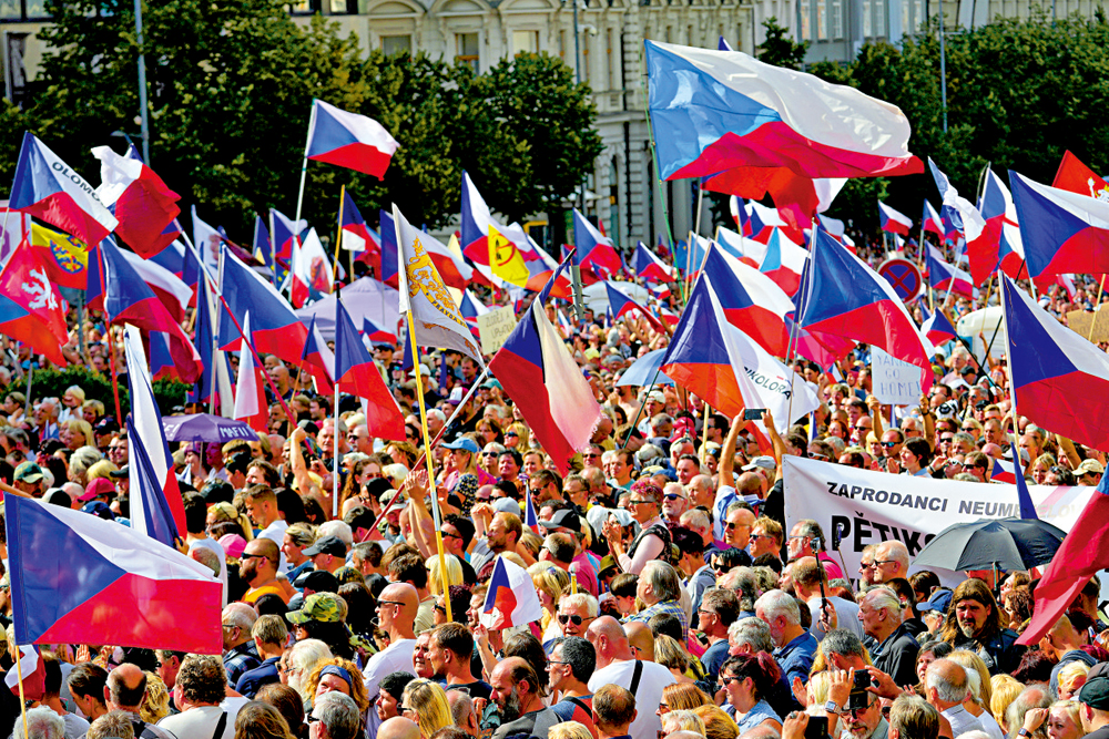 　　圖：捷克首都爆發反政府、反歐盟、反北約的大遊行，逾七萬民眾走上街頭示威。\美聯社