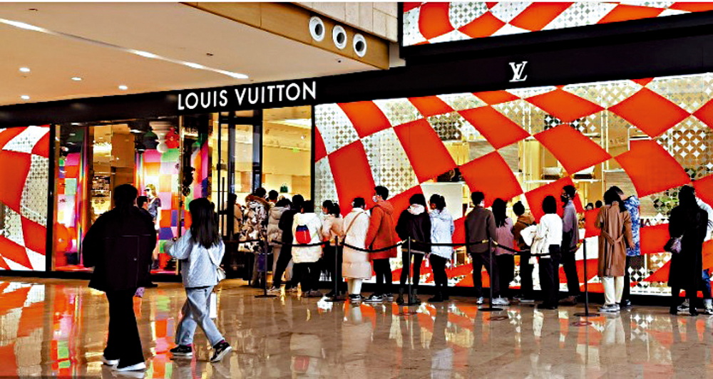 　　圖：疫情反覆，購買力被圈住，消費者增加了在內地消費奢侈品。\互聯網圖片