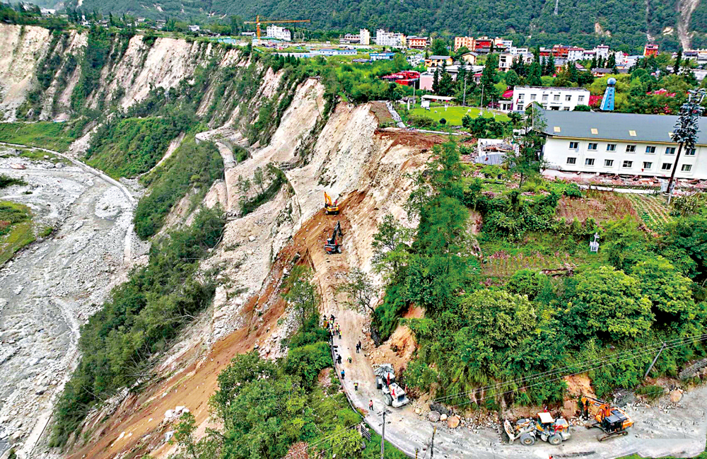 　　圖：海螺溝景區有200多名人員被困。救援人員在峭壁上加緊搶修生命通道。
