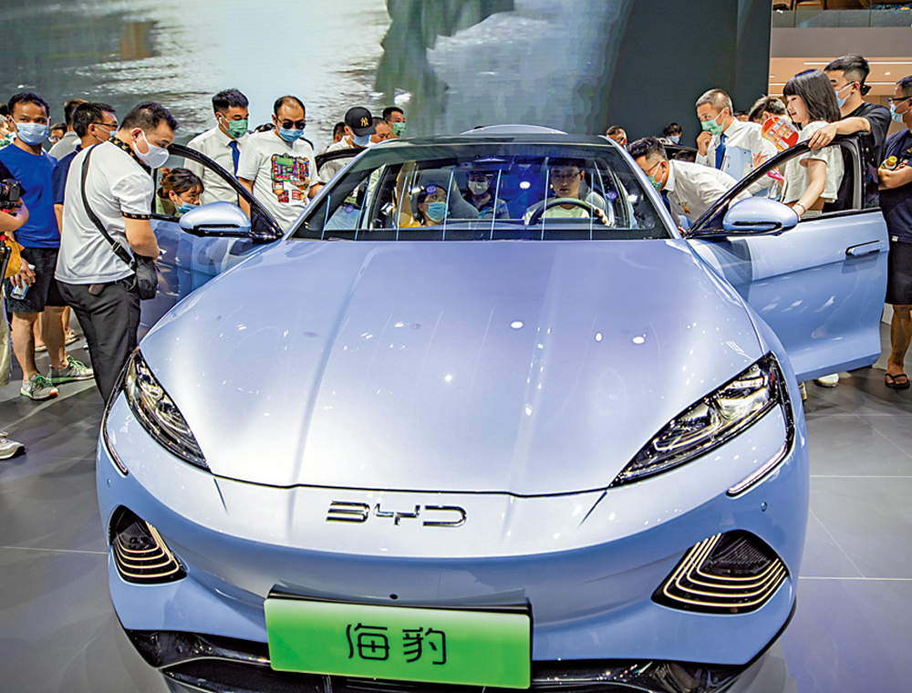 　　圖：比亞迪新能源汽車上半年銷量同比升逾3倍至64萬輛，創下歷史新高。