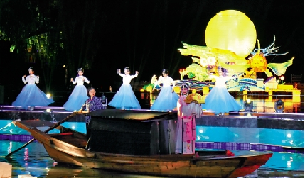 　　圖：2022海峽兩岸（昆山）中秋燈會亮燈儀式上的崑曲表演。\大公報記者賀鵬飛攝