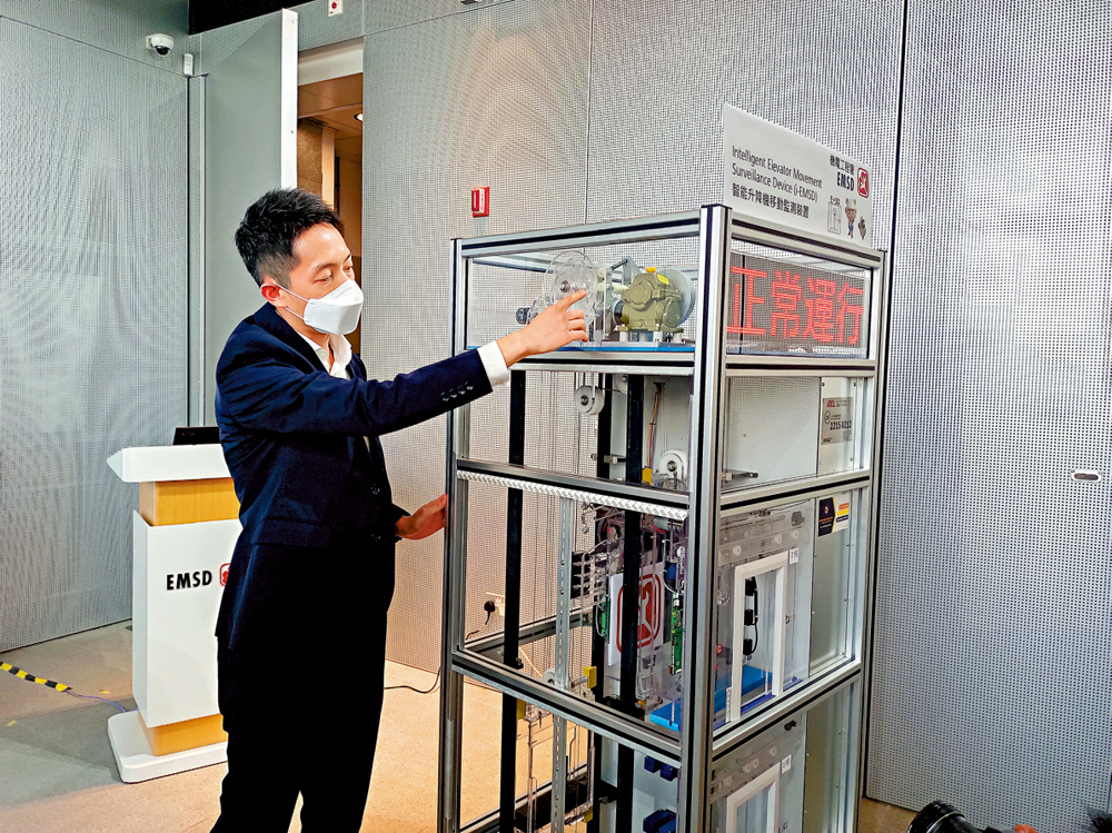 　　圖：機電工程署工程師通過模型介紹智能升降機移動監測裝置的特點。