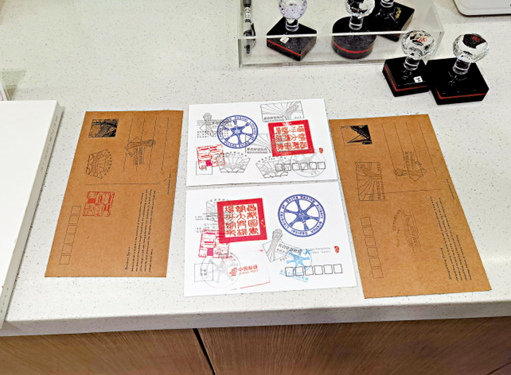 　　圖：不少北京市民專門來到大興機場進行「集章之旅」。\大公報記者朱燁攝