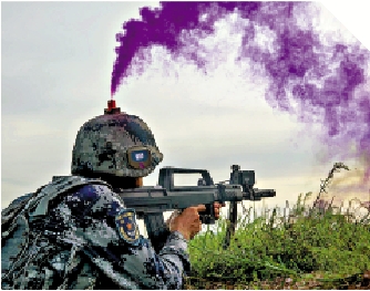 　　圖：模擬對抗系統判別士兵在演習中「陣亡」後會放煙作記認。