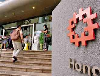 　　圖：新一期「特快公屋編配計劃」申請者昨日起揀樓。有成功揀樓的申請者決定放棄購買綠置居。