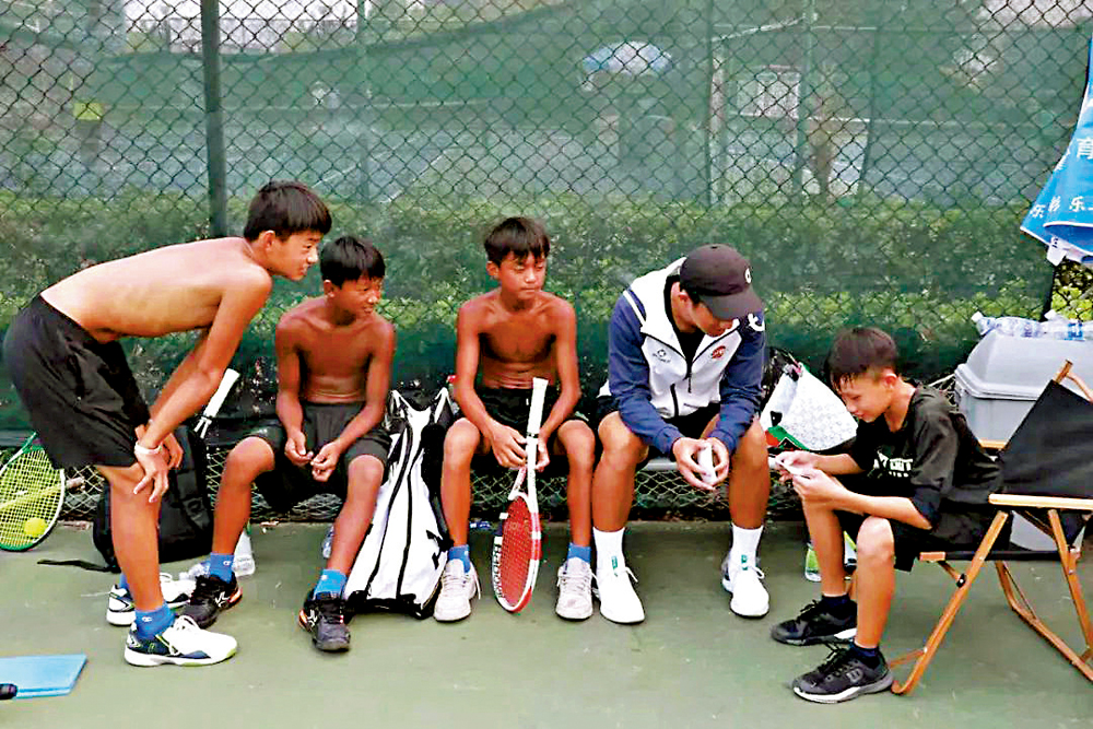 　　圖：王發和小夥伴們常在烈日下赤膊訓練。\視頻截圖