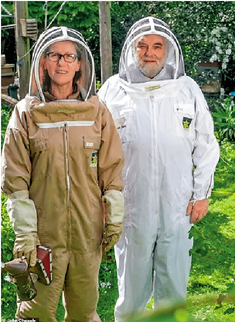 　　圖：79歲養蜂人查普爾用傳統儀式告知蜜蜂，英女王已離世。/網絡圖片