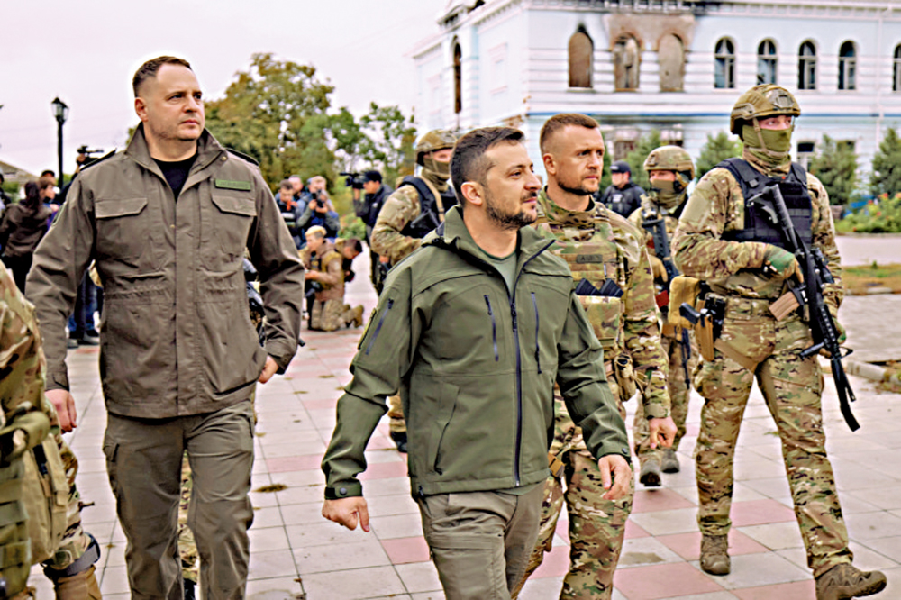 　　圖：烏克蘭總統澤連斯基14日視察伊久姆（中），回程中出車禍。\美聯社