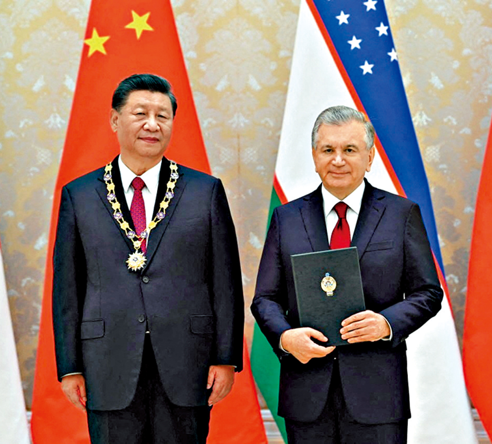 　　圖：9月15日，習近平在撒馬爾罕國際會議中心接受烏茲別克斯坦總統米爾濟約耶夫授予「最高友誼」勳章。\路透社