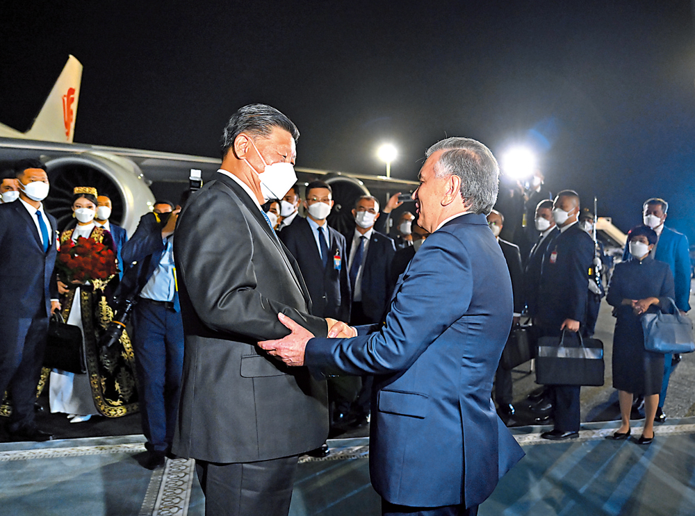 　　圖：9月14日晚，習近平乘專機抵達撒馬爾罕，開始對烏茲別克斯坦進行國事訪問。\新華社