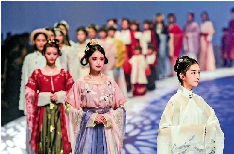 　　圖：國產美妝品質正快速追趕歐美。圖為化妝後的漢服少女。\大公報記者方俊明攝