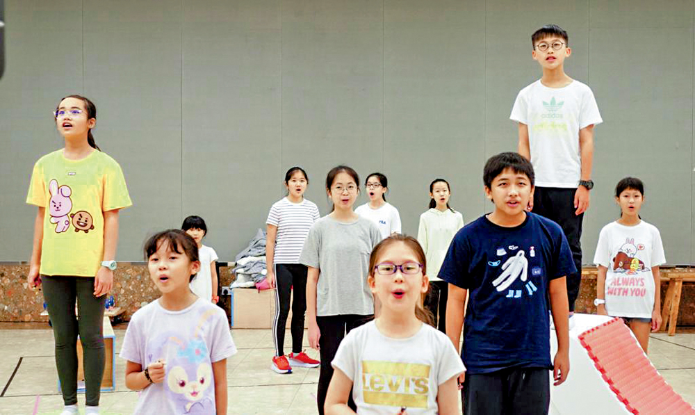 　　圖：一班小演員排演《PLAN d》夢幻音樂劇場。\香港兒童音樂劇團供圖