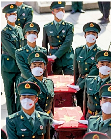 　　圖：禮兵護送志願軍烈士遺骸棺槨進入安葬地宮。